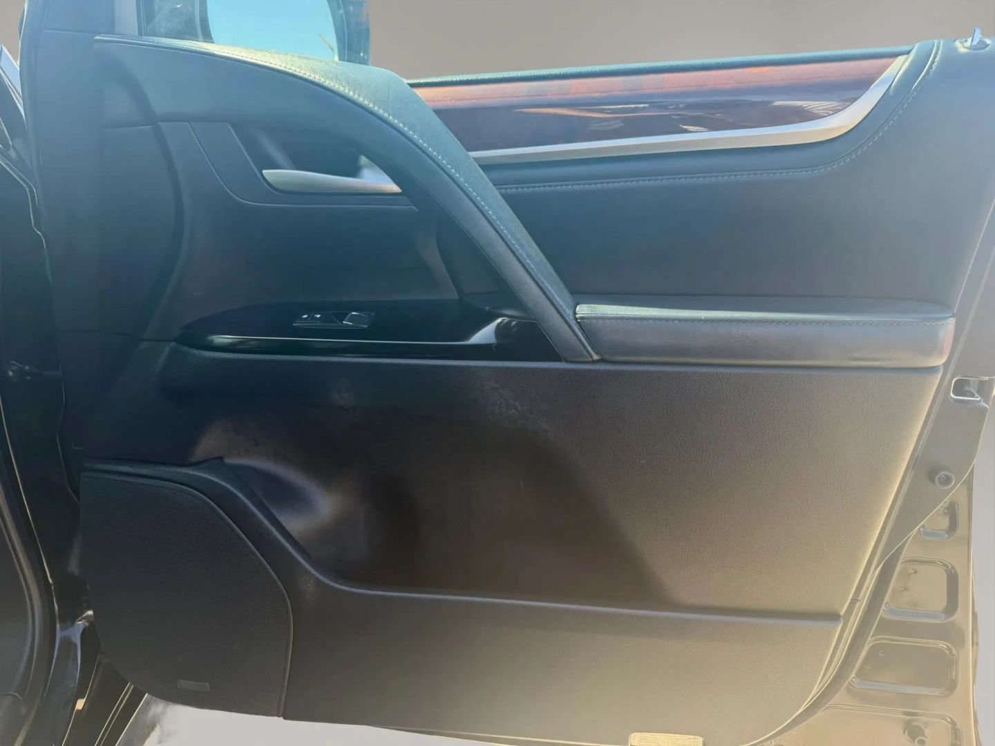 Used 2017 Lexus LX 570 4WD w/ Luxury Package image 16