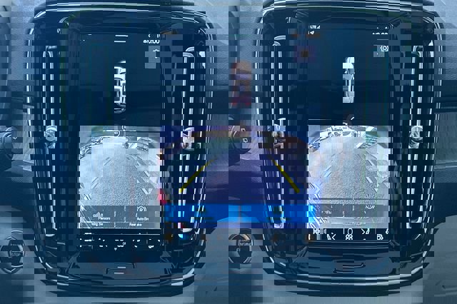 Used 2023 Volvo XC40 B4 Ultimate image 23