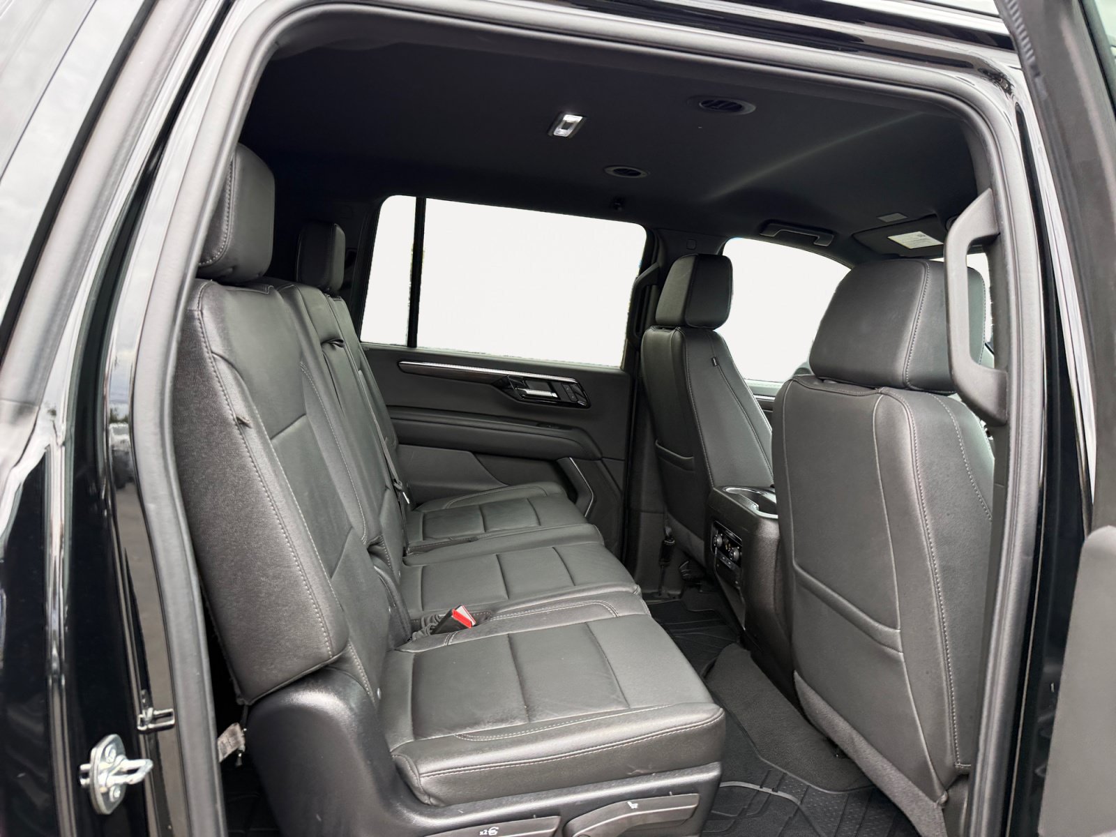 Used 2025 Chevrolet Suburban Z71 AWD/4WD image 18