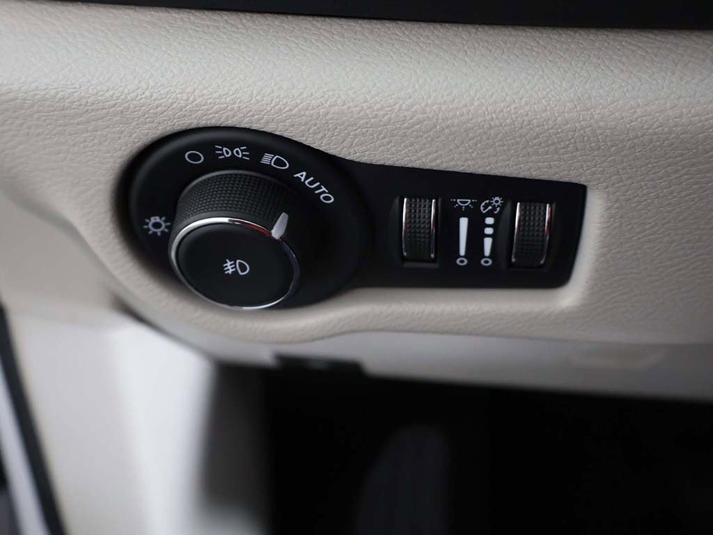 Used 2024 Chrysler Pacifica Touring-L image 33