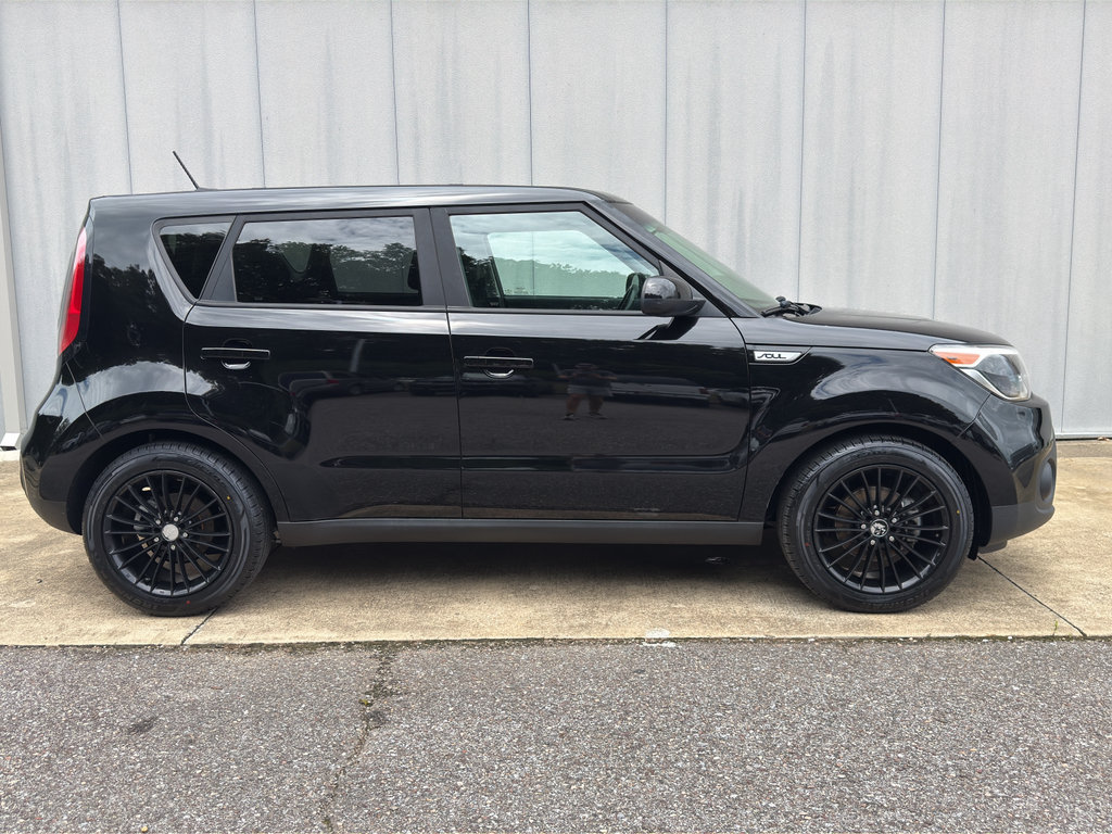 Used 2017 Kia Soul FWD image 2