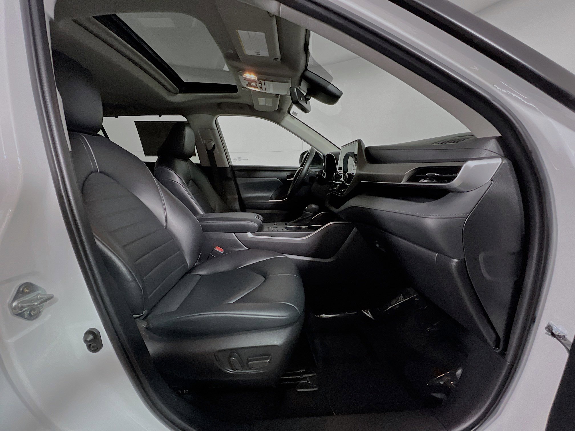 Used 2023 Toyota Highlander XLE image 31