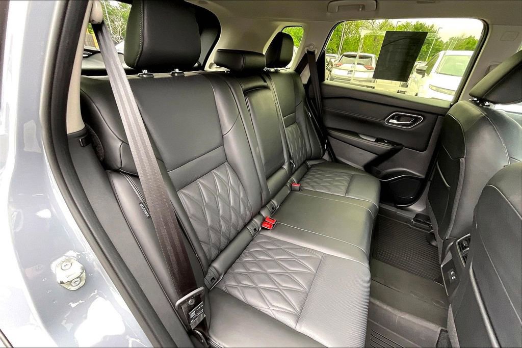 Used 2025 Nissan Rogue Platinum AWD/4WD image 38