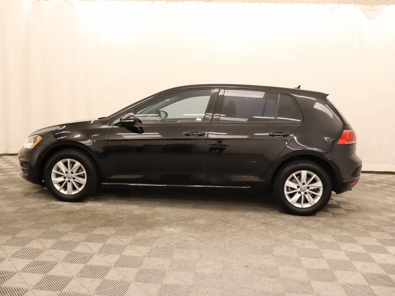 Used 2017 Volkswagen Golf S FWD image 2