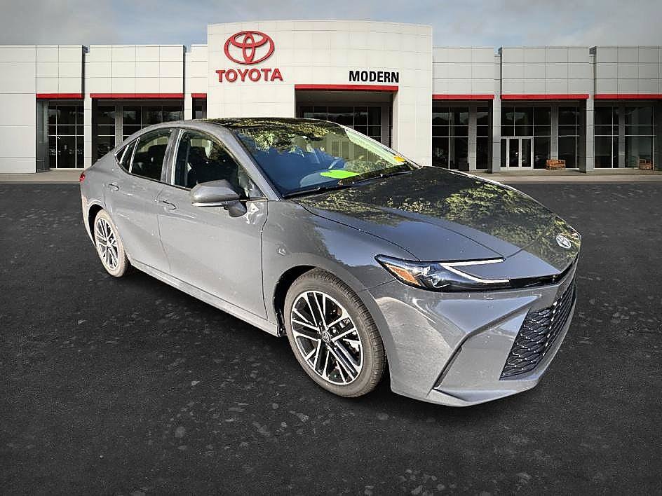 Used 2025 Toyota Camry XLE FWD image 3