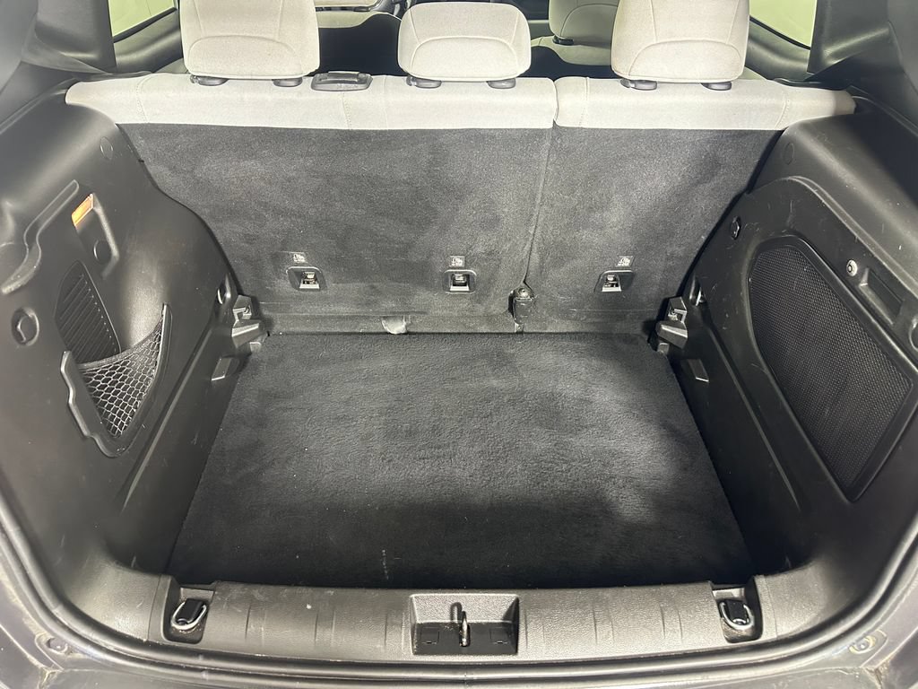 Used 2019 Jeep Renegade Latitude w/ UConnect 8.4 Nav Group FWD image 6