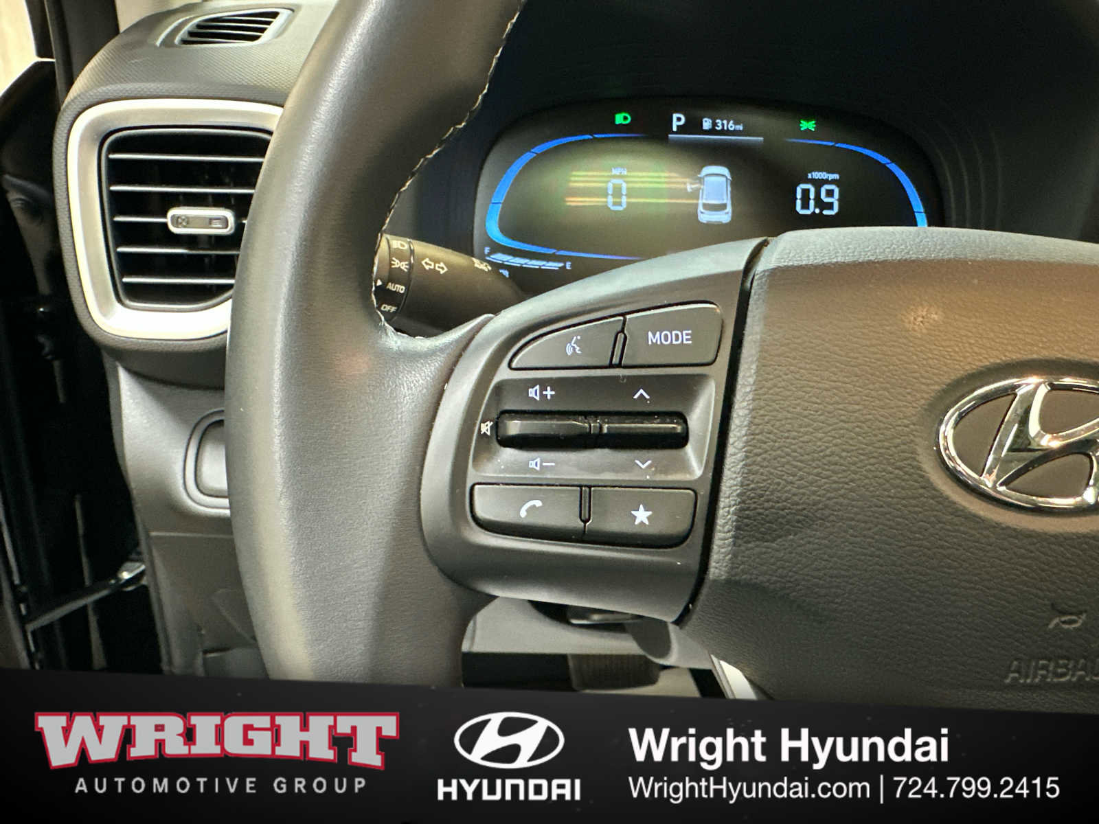 Certified 2025 Hyundai Venue SEL FWD image 22