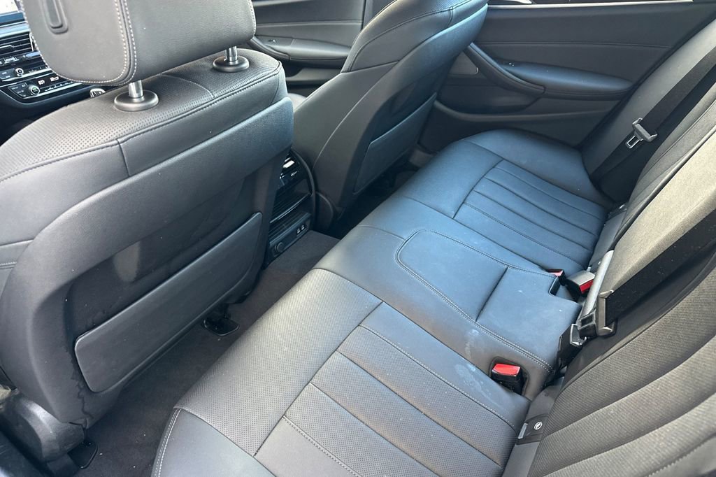 Used 2023 BMW 530e w/ M Sport Package image 12