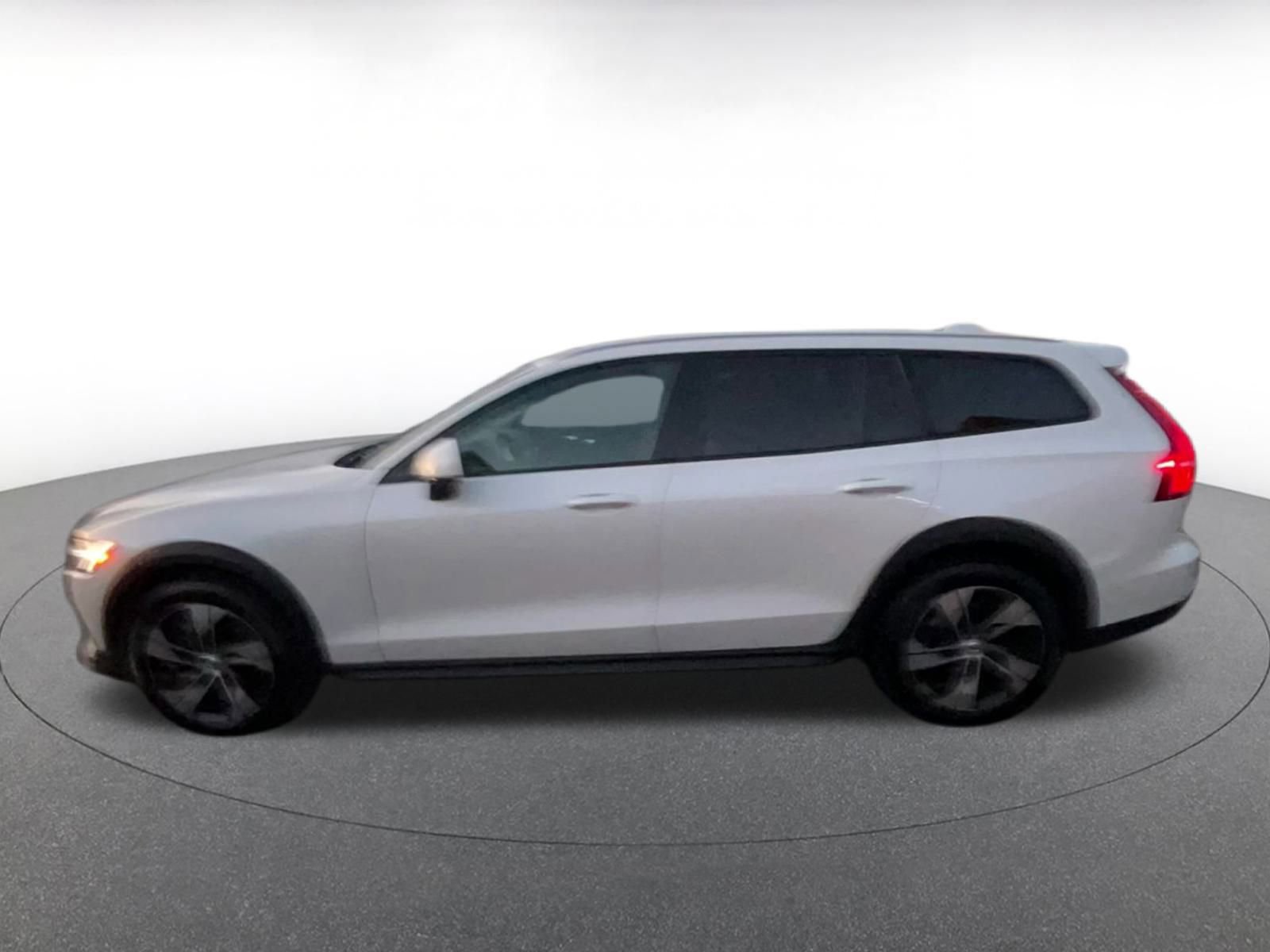 Used 2025 Volvo V60 B5 Cross Country Plus image 9