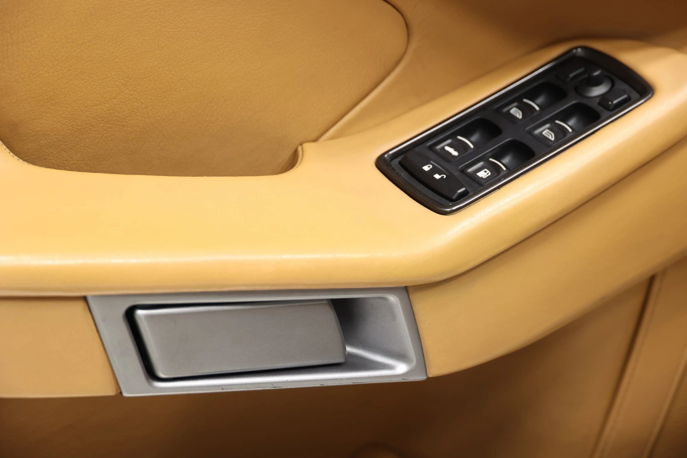 Used 2015 Aston Martin Vanquish Volante RWD image 12