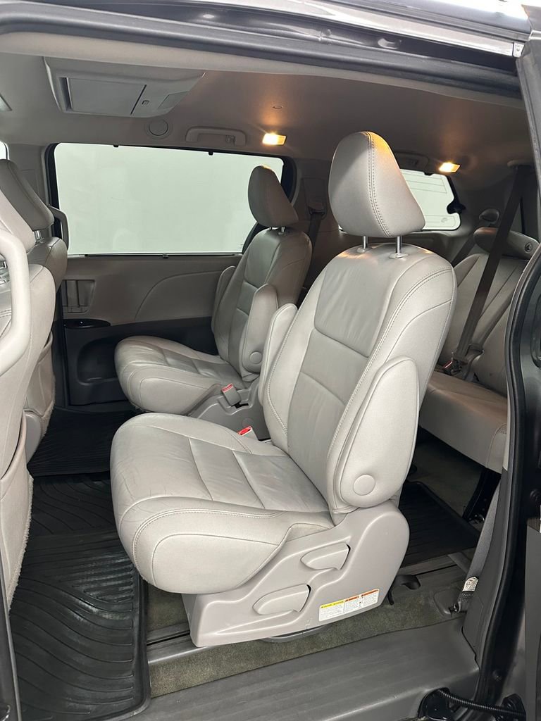 Used 2017 Toyota Sienna XLE Premium w/ Outdoor Package AWD/4WD image 24