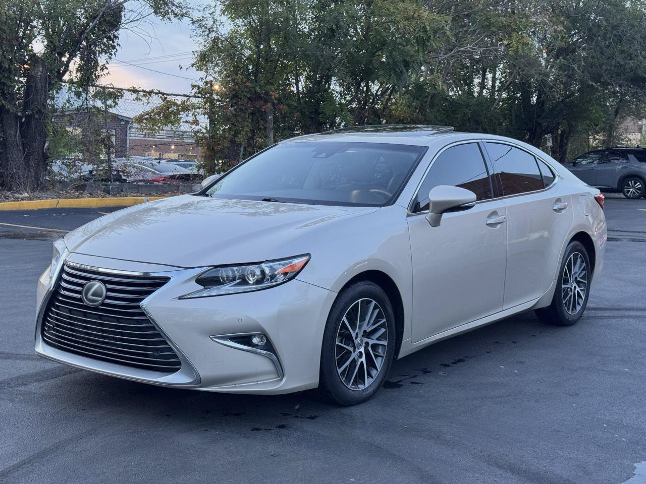 Used 2016 Lexus ES 350 w/ Luxury Package w/Wood Trim FWD image 4