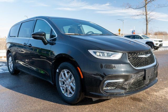 New 2026 Chrysler Pacifica Select image 4