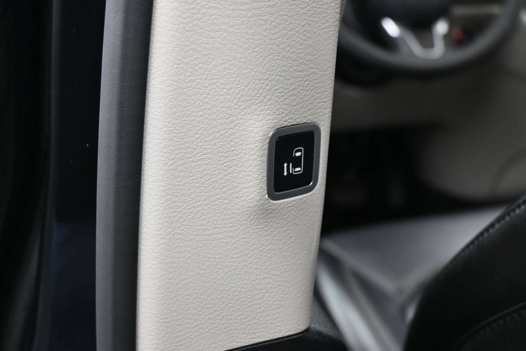 Used 2023 Chrysler Pacifica Touring-L FWD image 32