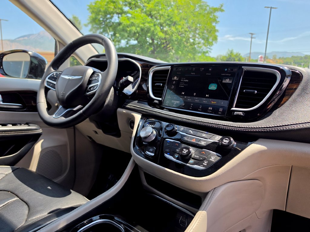 Used 2023 Chrysler Pacifica Limited FWD image 18