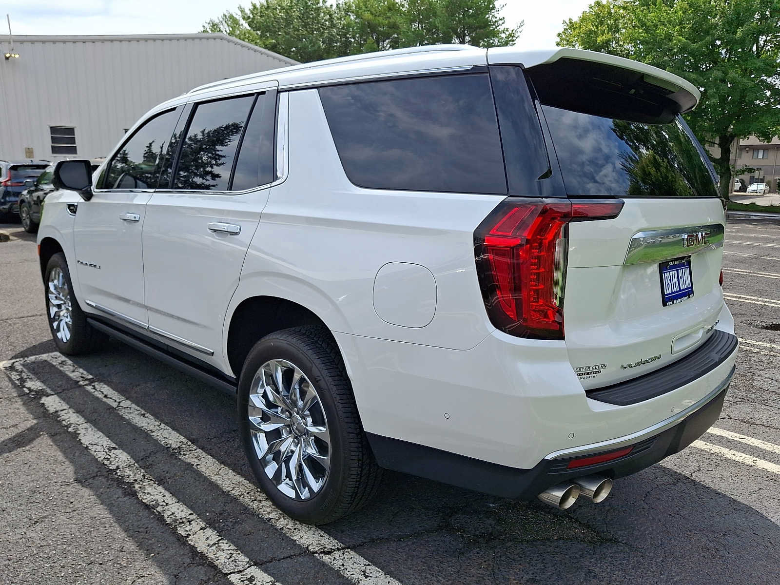 Used 2024 GMC Yukon Denali w/ Advanced Technology Package AWD/4WD image 4
