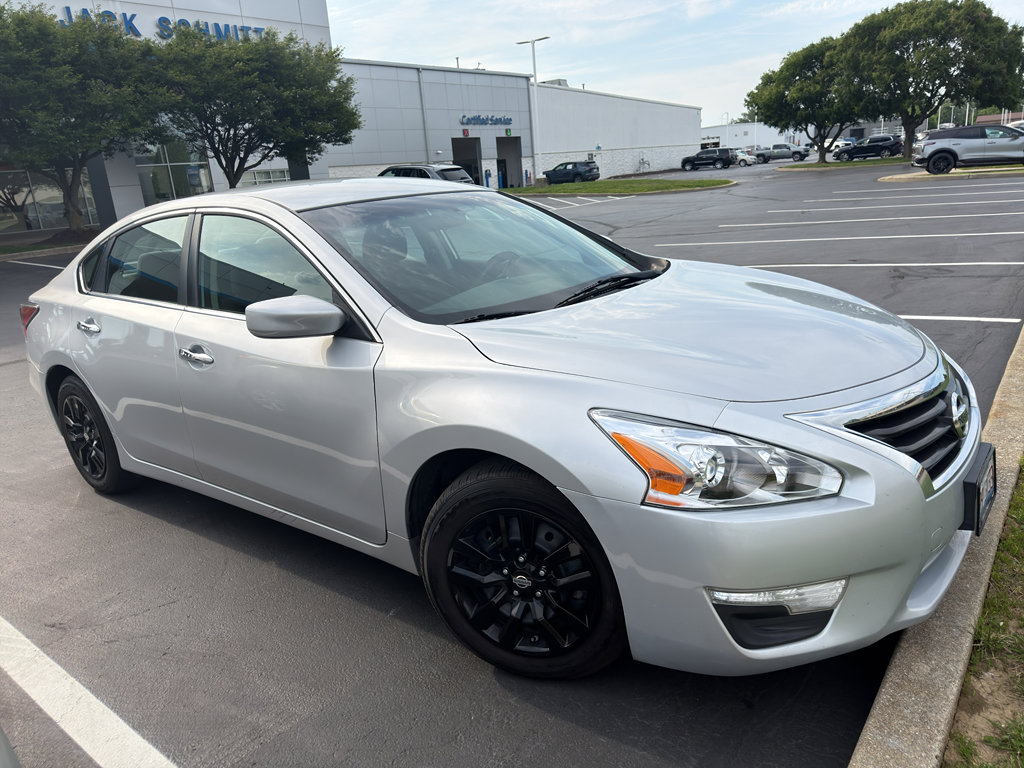 Used 2015 Nissan Altima 2.5 S w/ Power Driver Seat Package FWD image 2
