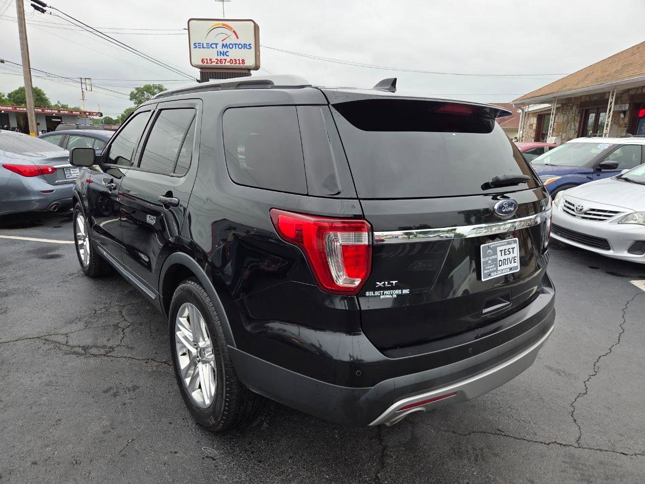 Used 2017 Ford Explorer XLT w/ Equipment Group 202A FWD image 4