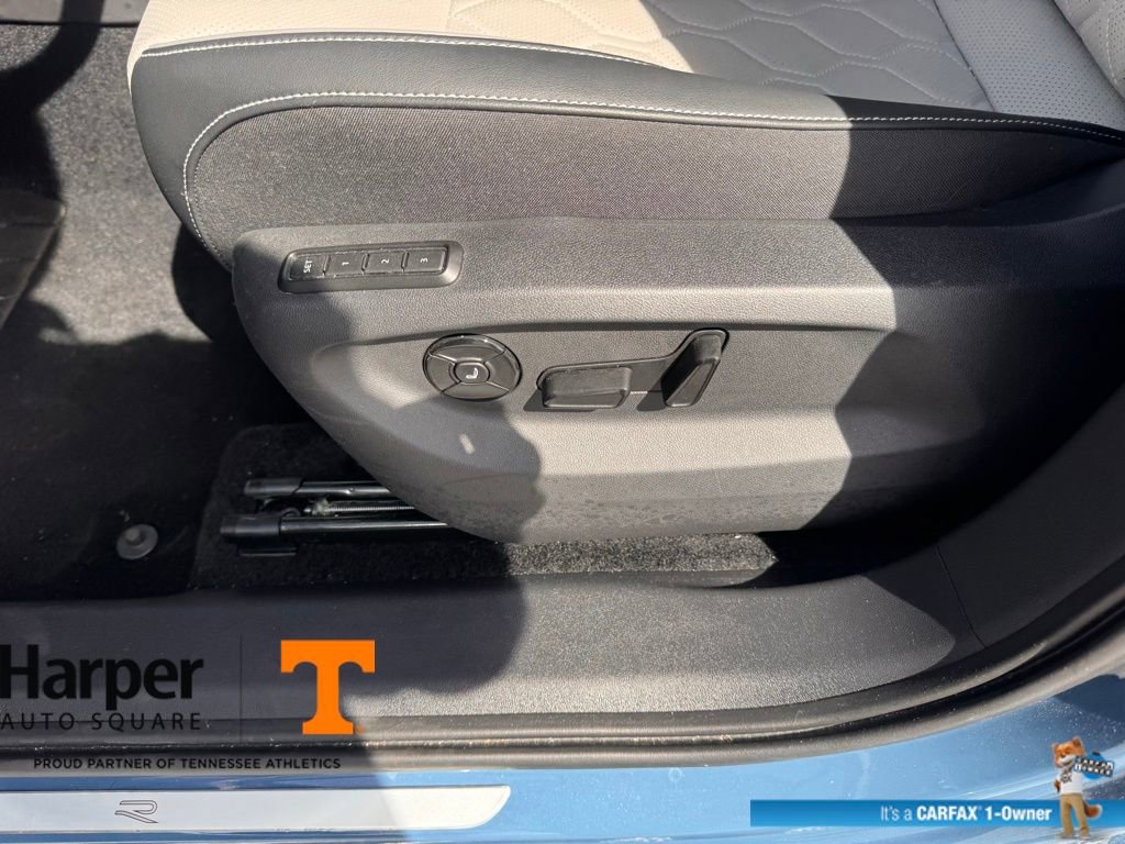 Used 2025 Volkswagen Tiguan SEL R-Line image 17