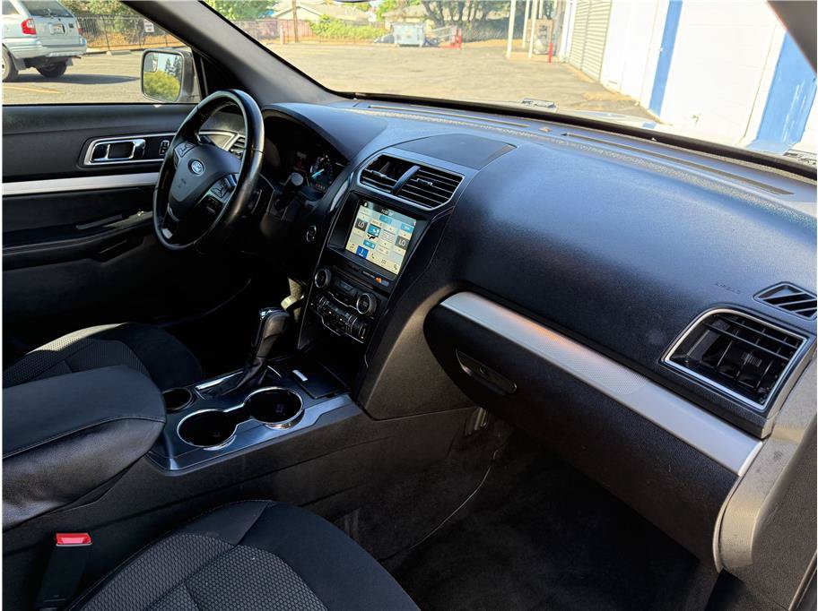 Used 2017 Ford Explorer XLT w/ Equipment Group 201A FWD image 20
