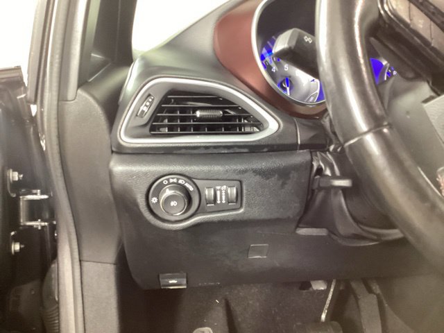 Used 2019 Chrysler Pacifica Touring-L FWD image 12