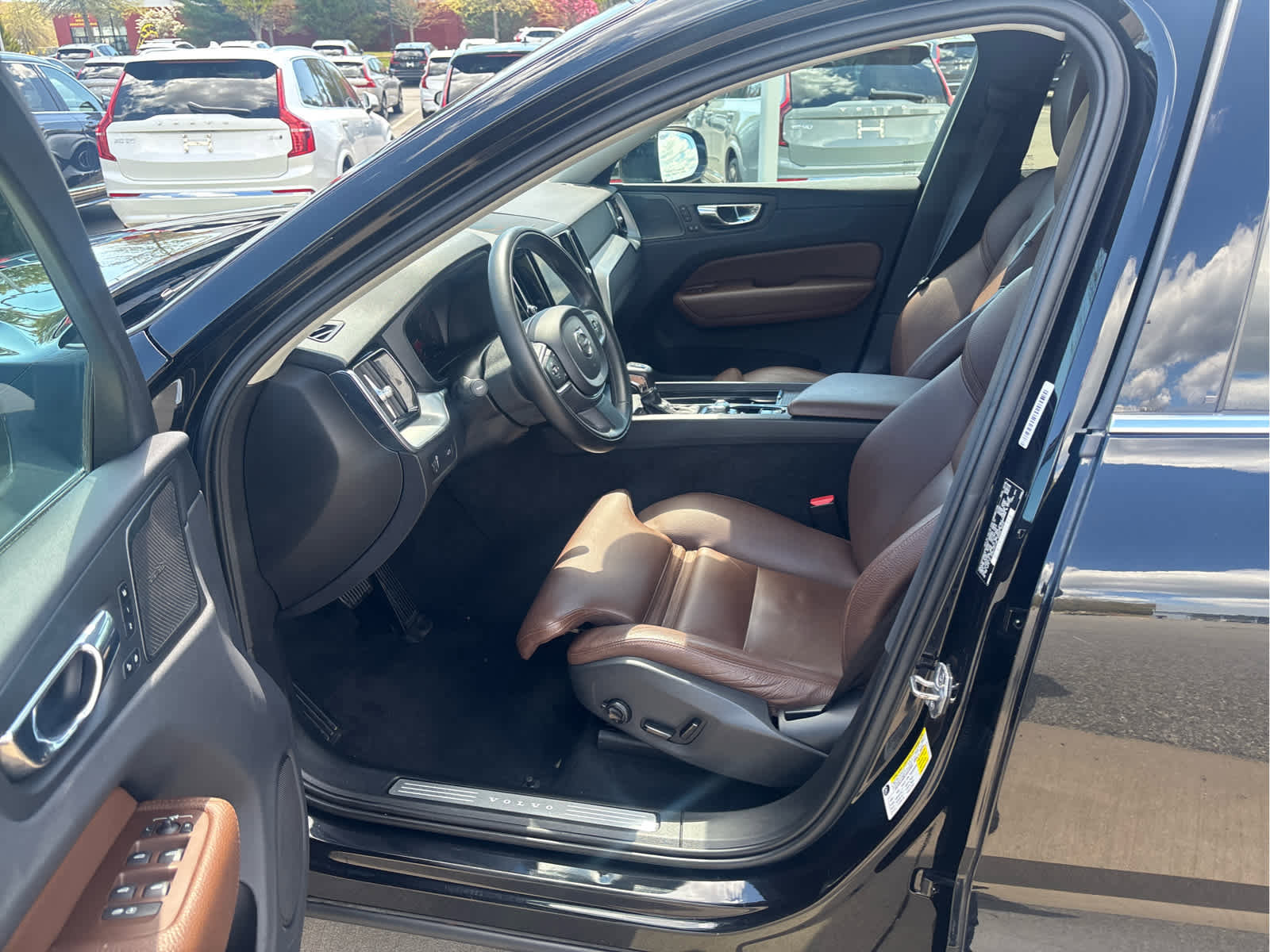 Used 2019 Volvo XC60 T6 Momentum w/ Multimedia Package AWD/4WD image 12