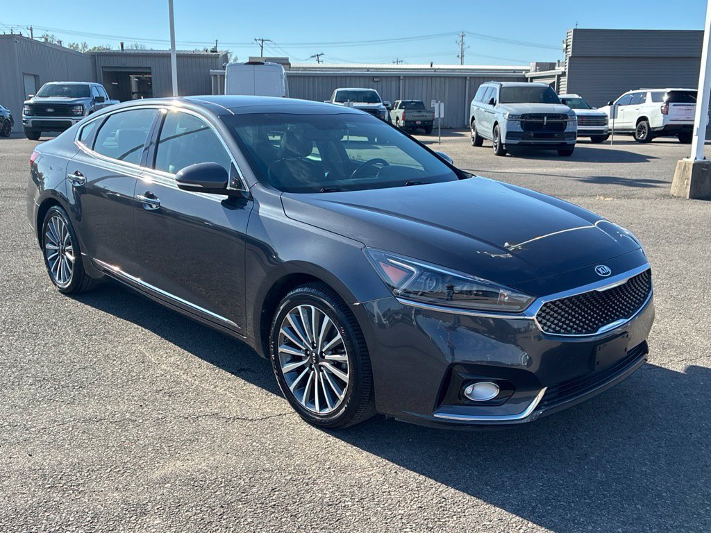 Used 2017 Kia Cadenza Premium w/ Luxury Package FWD image 1