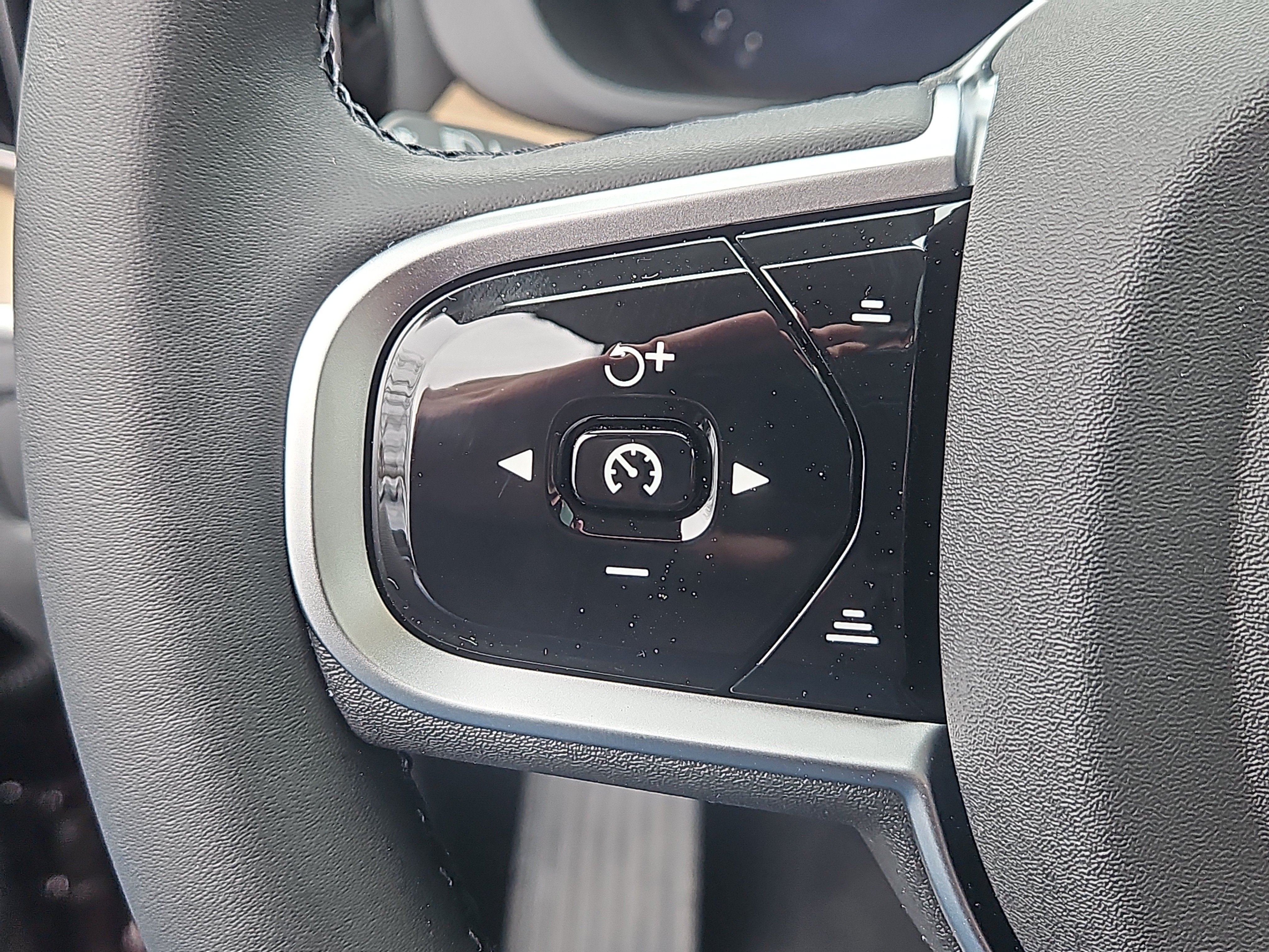 New 2026 Volvo XC60 B5 Plus w/ Protection Package Premier AWD/4WD image 16