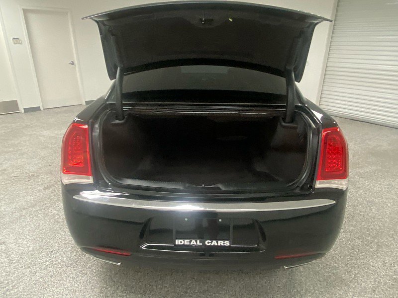 Used 2017 Chrysler 300 C image 14