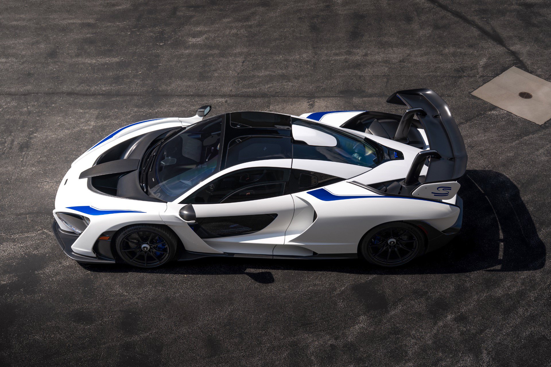 Used 2019 McLaren Senna RWD image 4