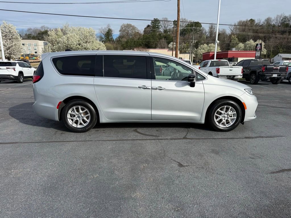 Used 2024 Chrysler Pacifica Touring-L image 8