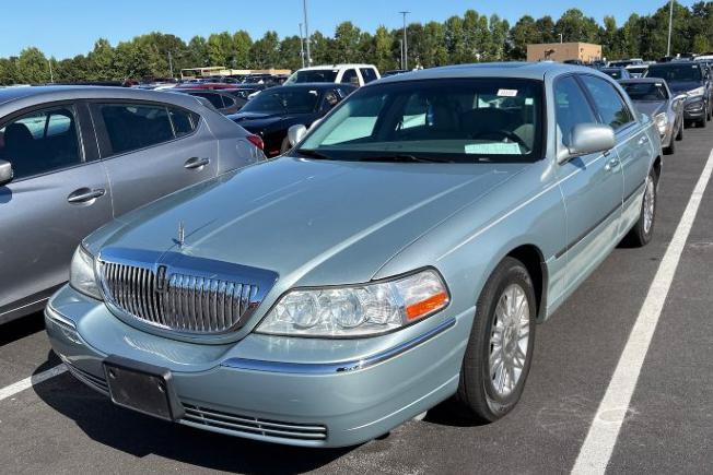 Used 2007 Lincoln Town Car Signature Limited RWD image 3