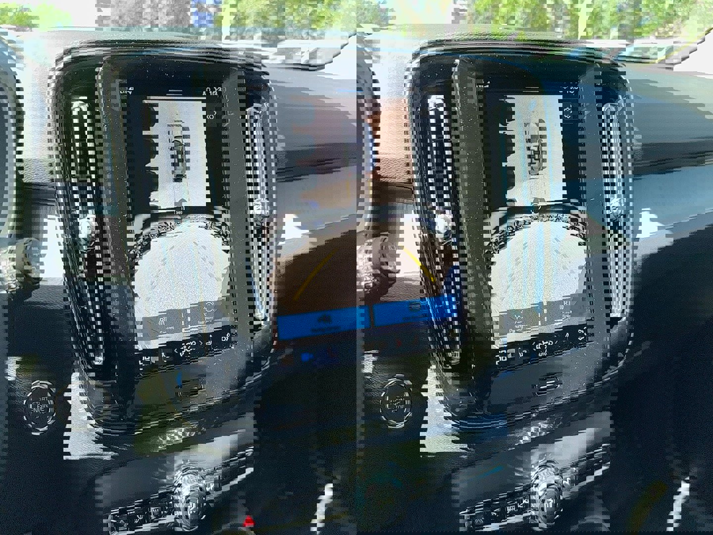 New 2025 Volvo XC40 B5 Ultra w/ Protection Package image 24