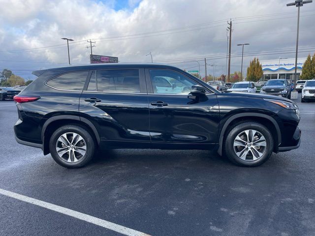 Used 2023 Toyota Highlander XLE image 9