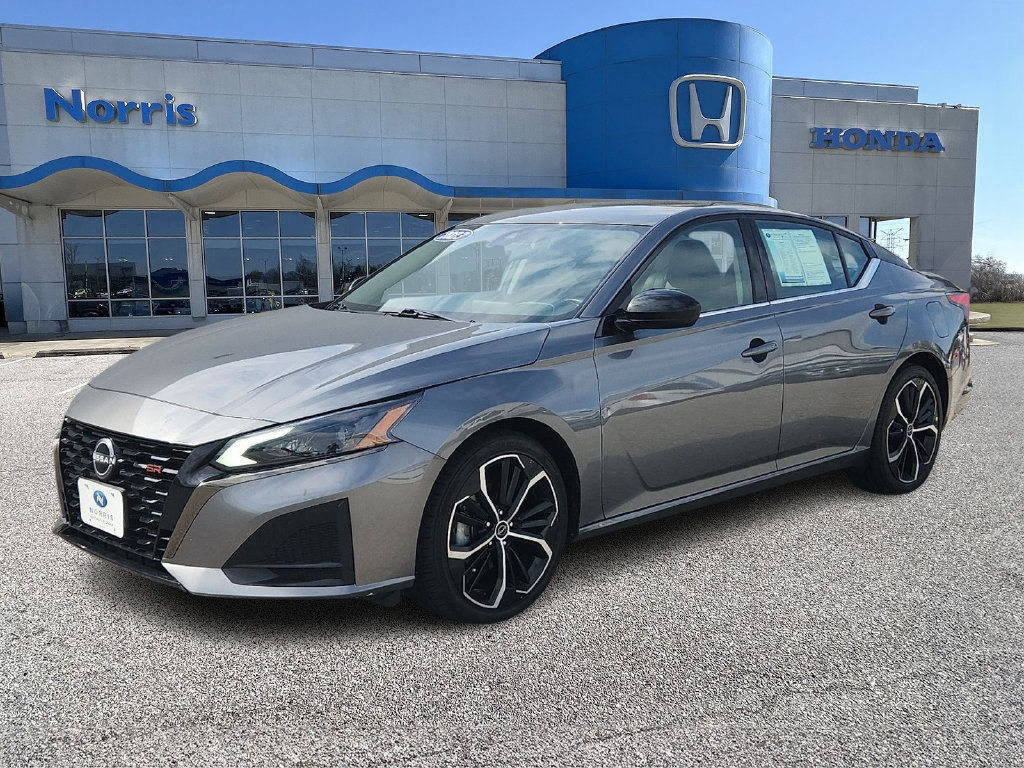 Used 2023 Nissan Altima 2.5 SR FWD image 2