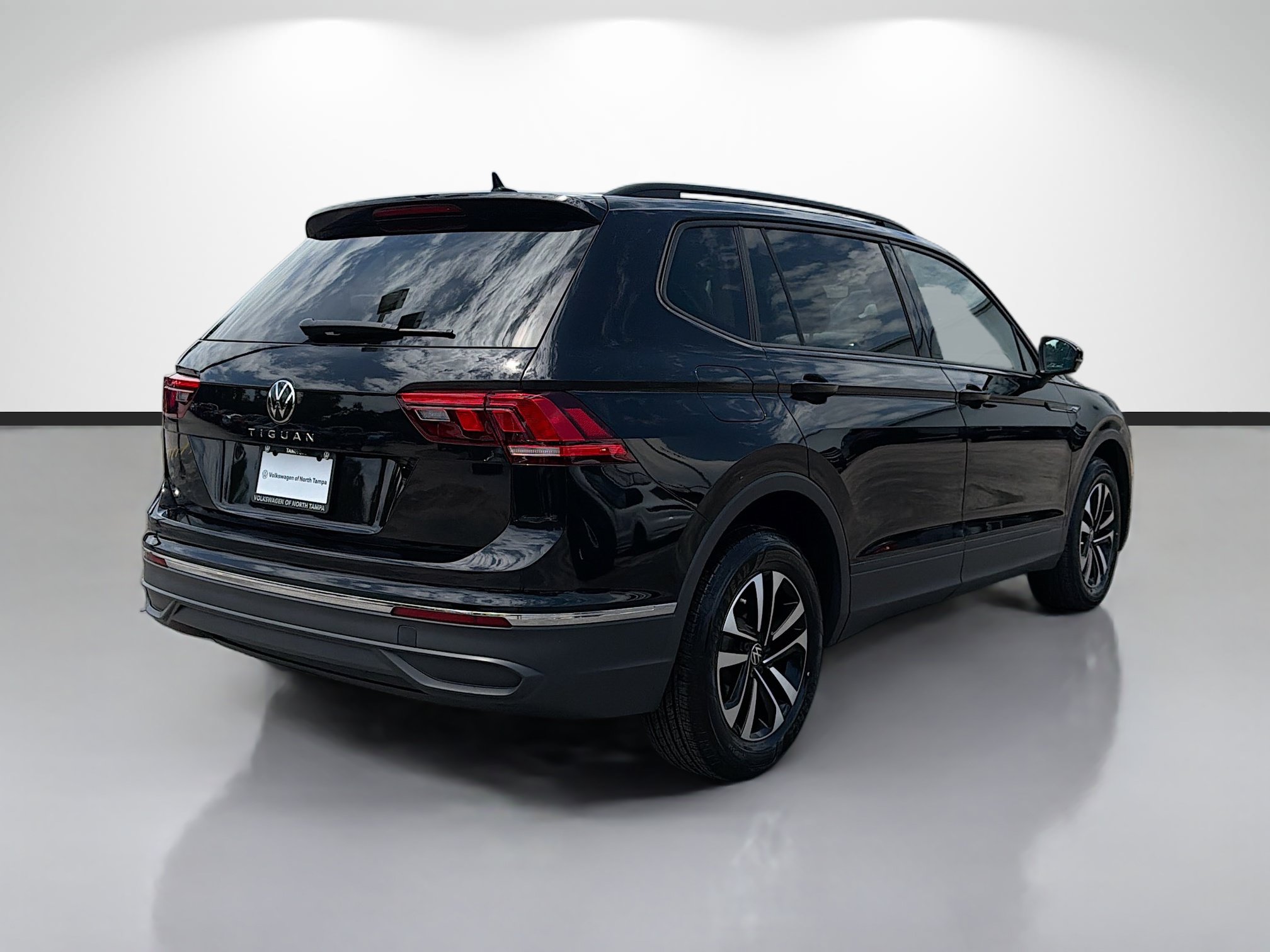 Used 2023 Volkswagen Tiguan S FWD image 3