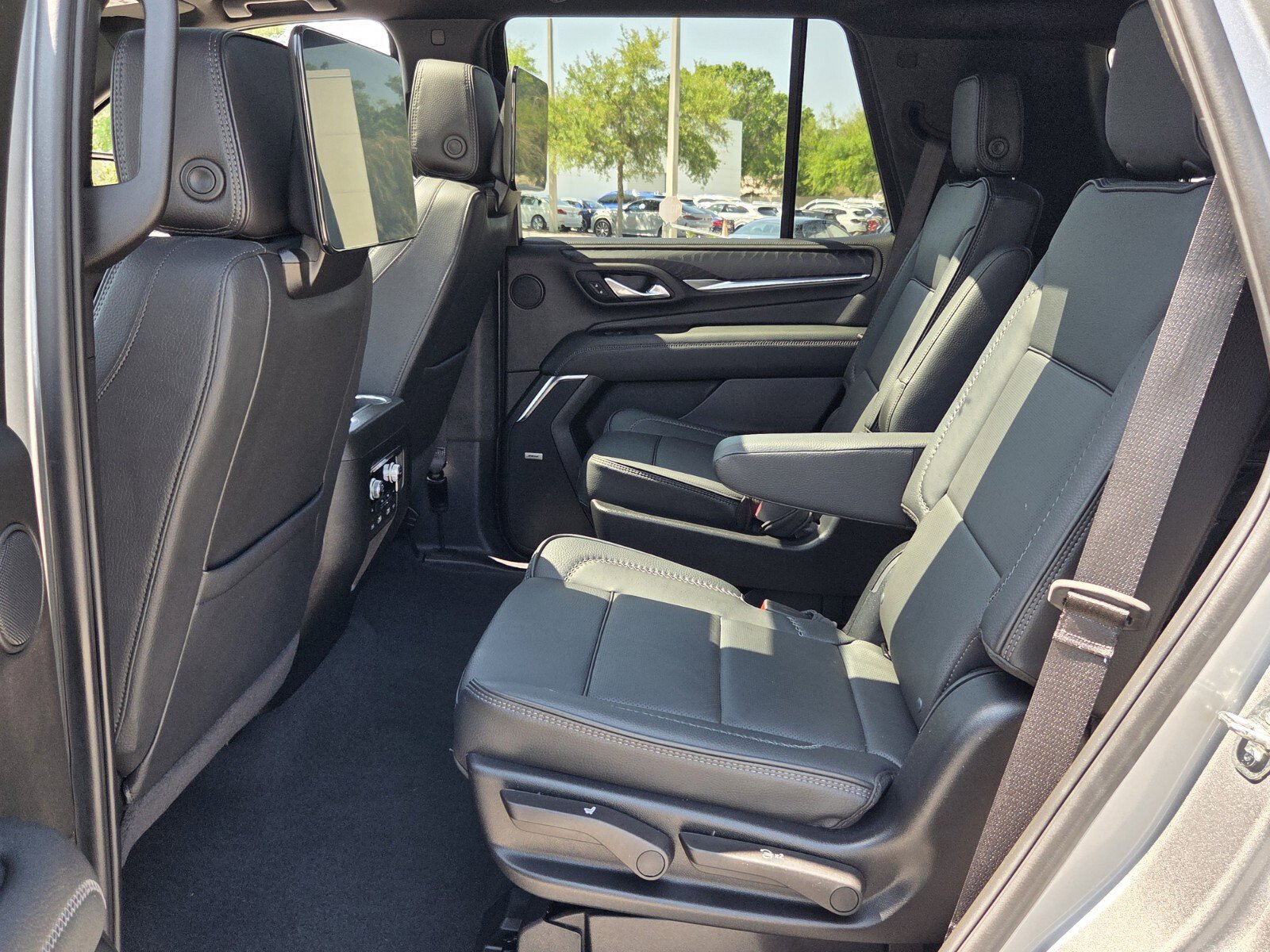 Used 2024 GMC Yukon Denali w/ Denali Reserve Package AWD/4WD image 11