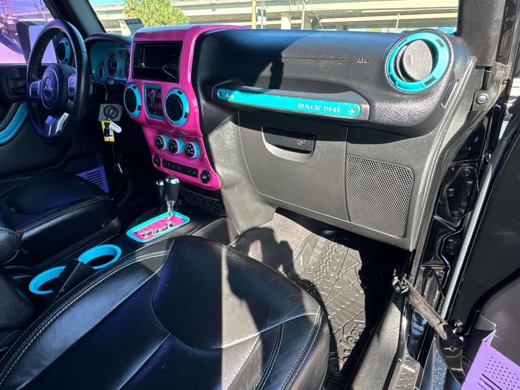Used 2015 Jeep Wrangler Unlimited Rubicon image 22