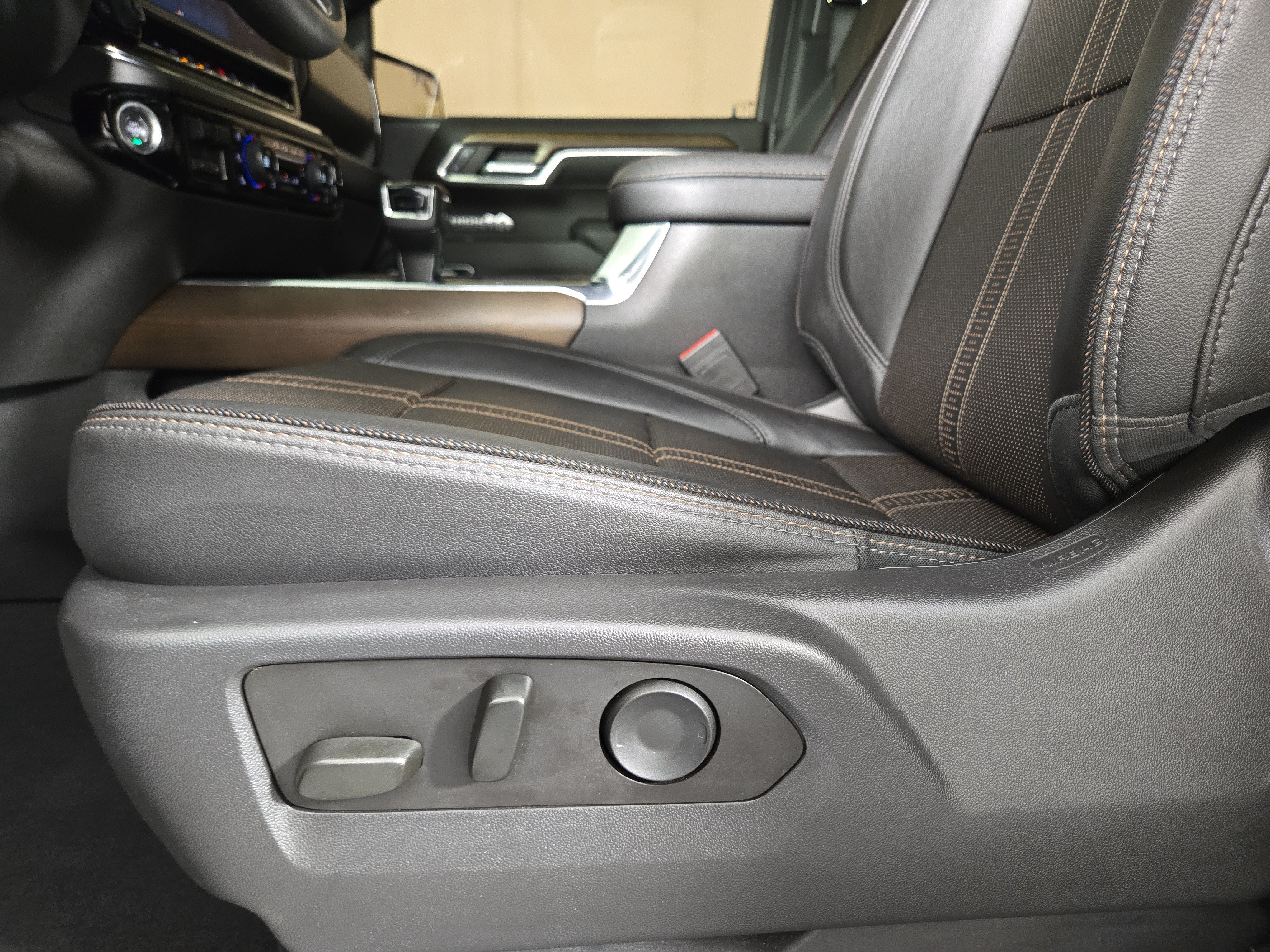 Certified 2023 Chevrolet Silverado 1500 High Country w/ Technology Package AWD/4WD image 32