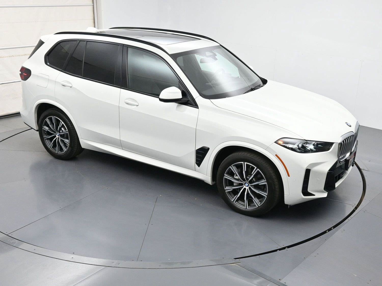 Used 2024 BMW X5 xDrive40i w/ M Sport Package AWD/4WD image 45