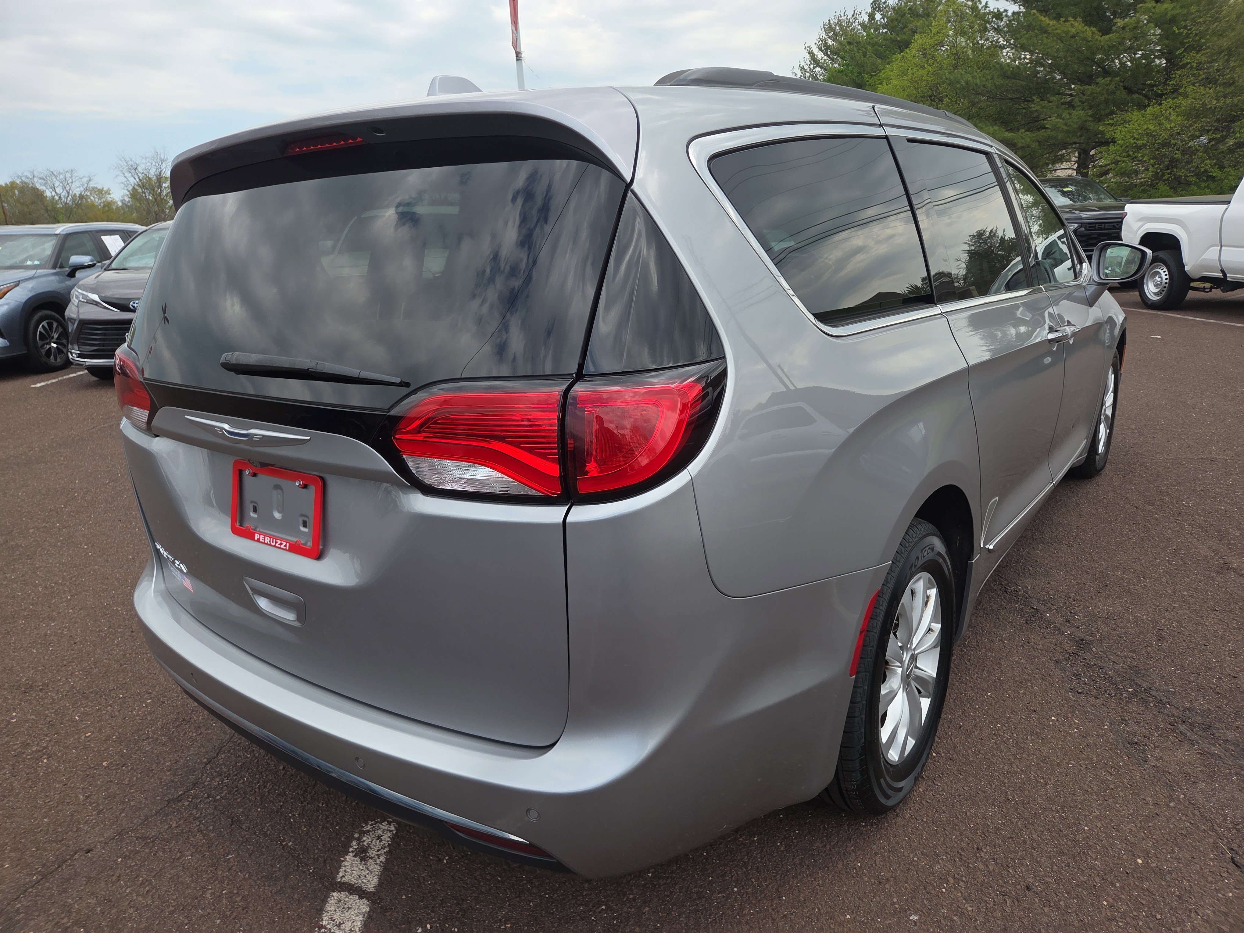 Used 2017 Chrysler Pacifica Touring-L FWD image 3