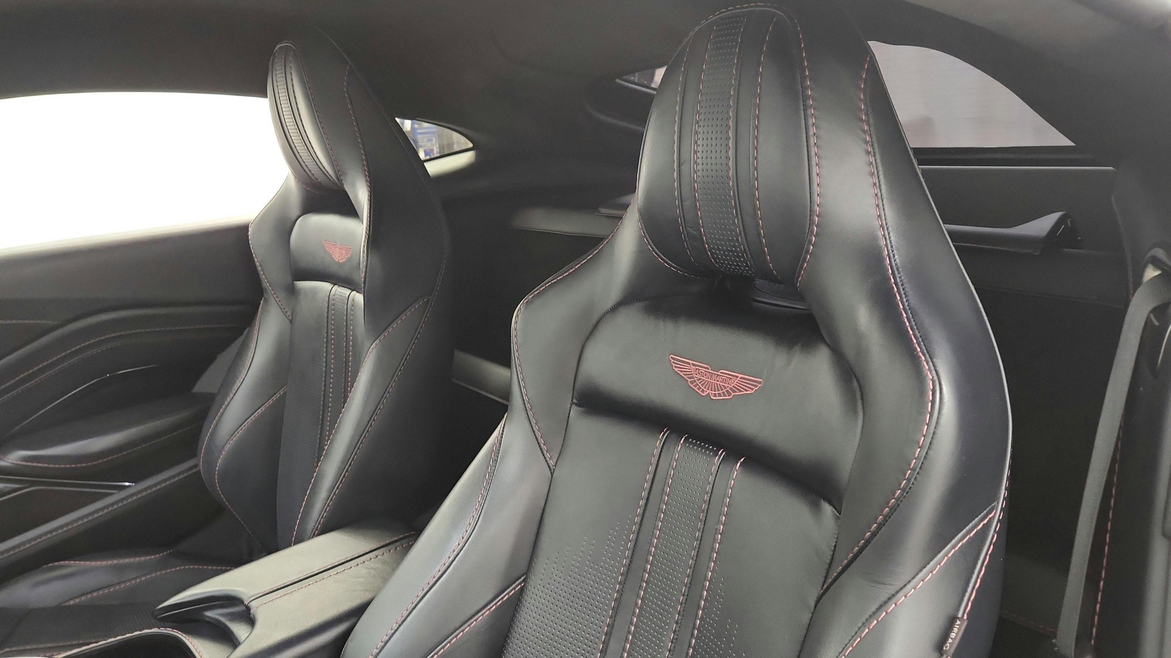 Used 2022 Aston Martin V8 Vantage Coupe RWD image 23