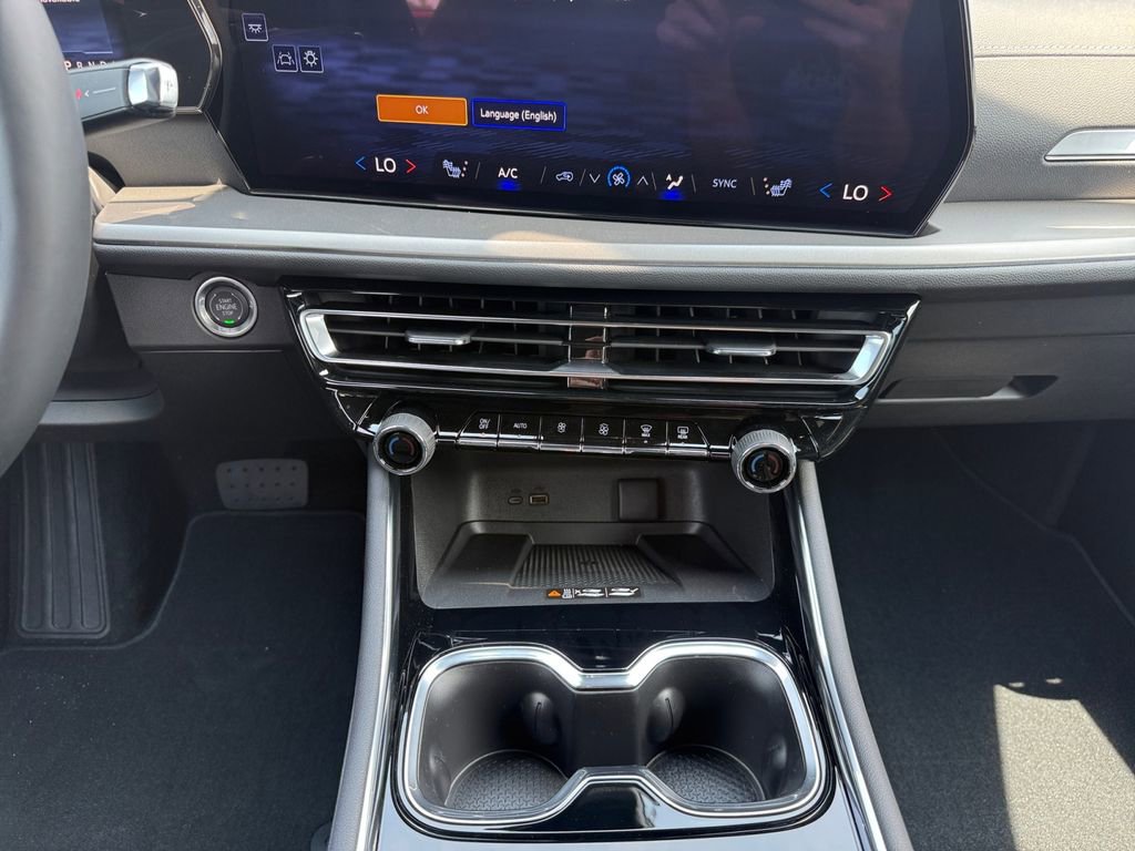 Used 2025 Chevrolet Traverse LT w/ Midnight/Sport Edition image 11