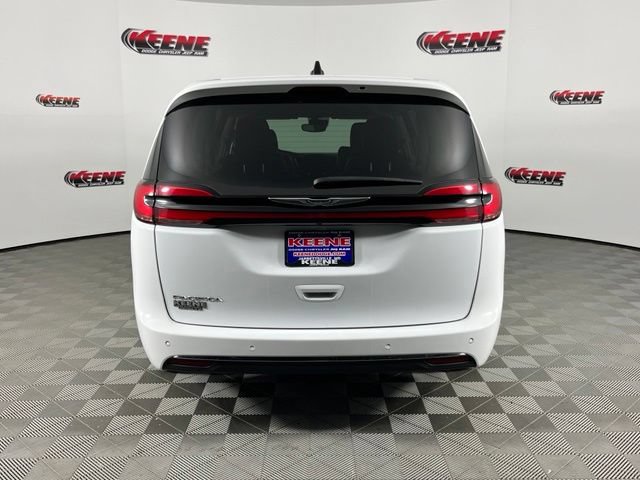 Used 2024 Chrysler Pacifica Touring-L FWD image 7
