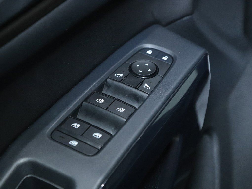 Used 2025 Nissan Pathfinder SV image 18