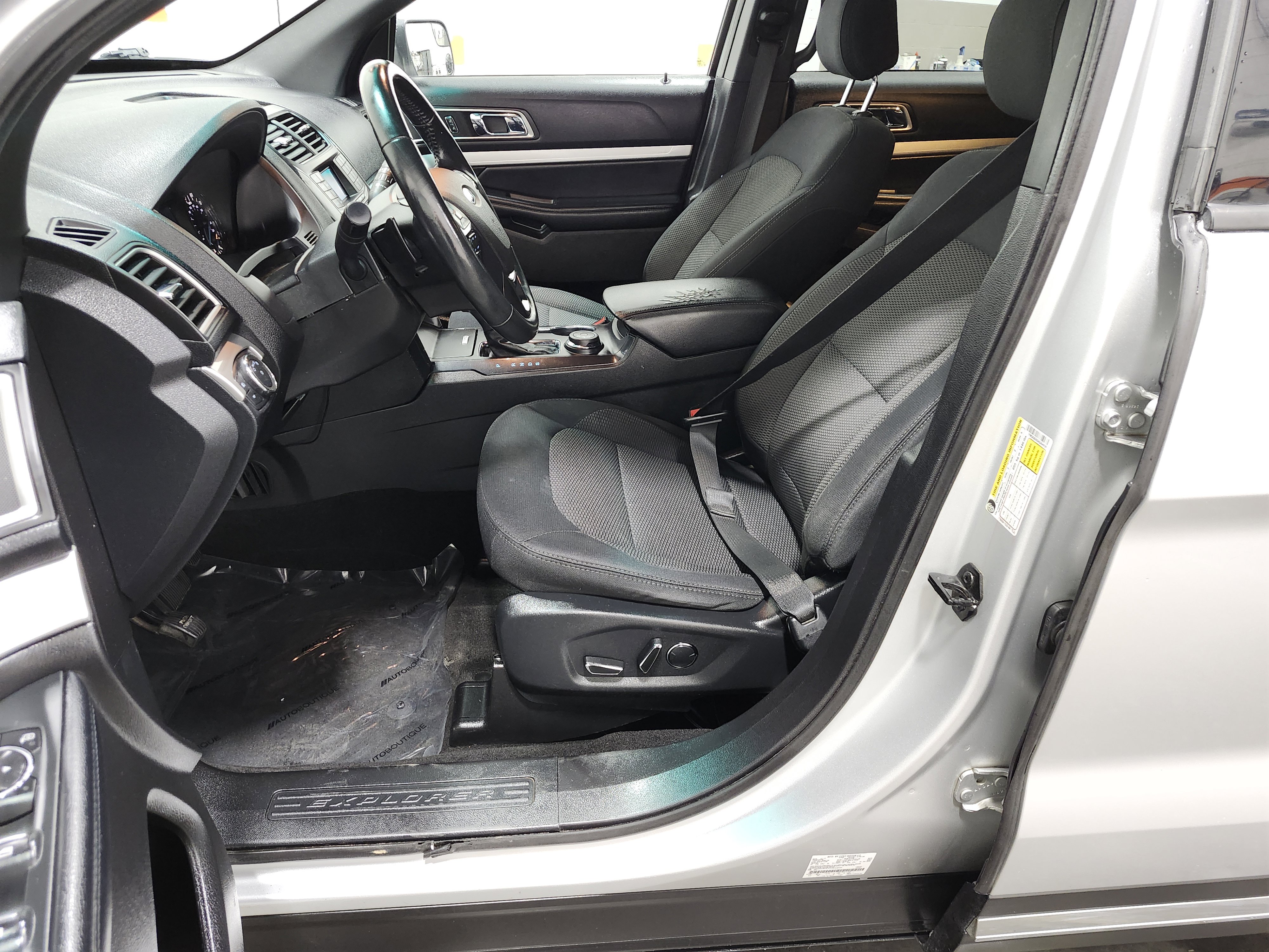 Used 2017 Ford Explorer XLT AWD/4WD image 24