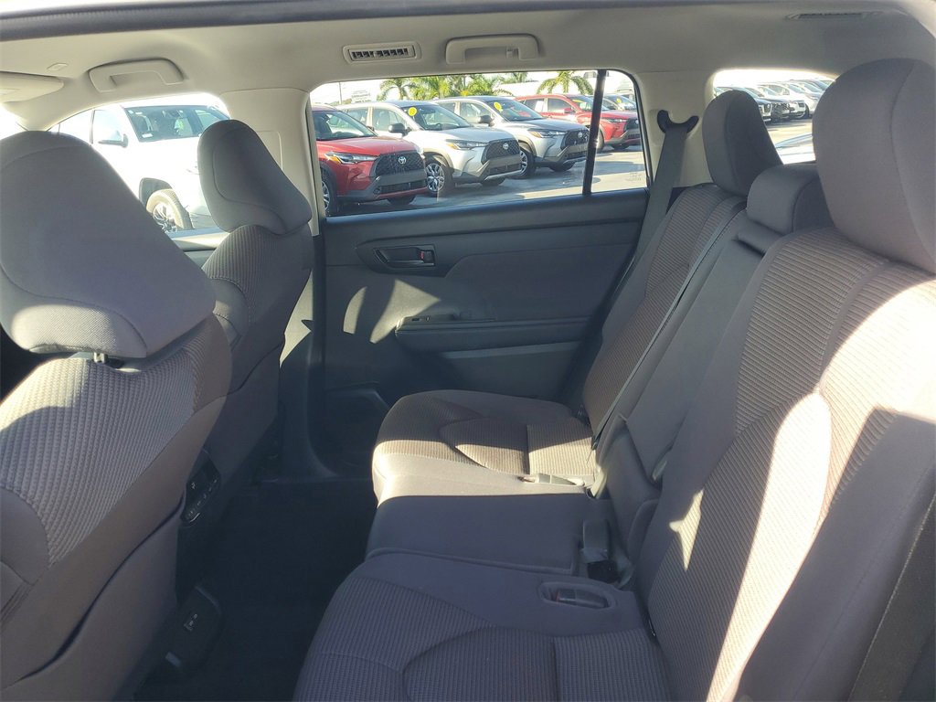 Used 2023 Toyota Highlander LE image 11