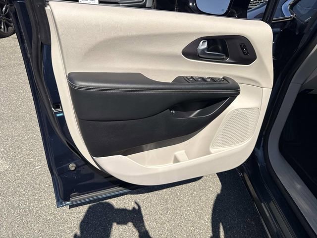 Used 2024 Chrysler Pacifica Limited FWD image 19