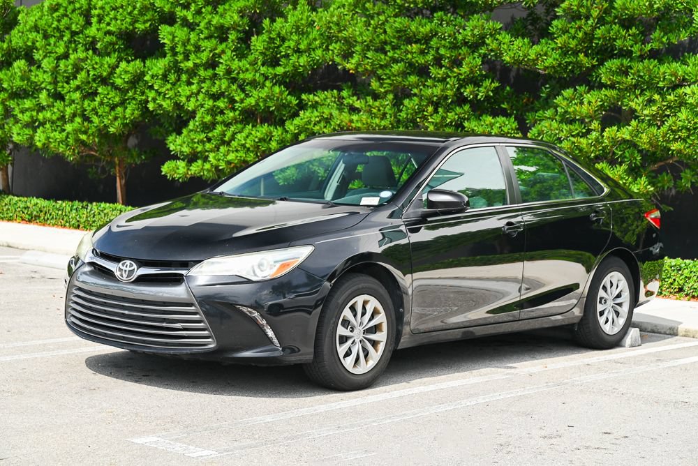 Used 2017 Toyota Camry LE FWD image 1