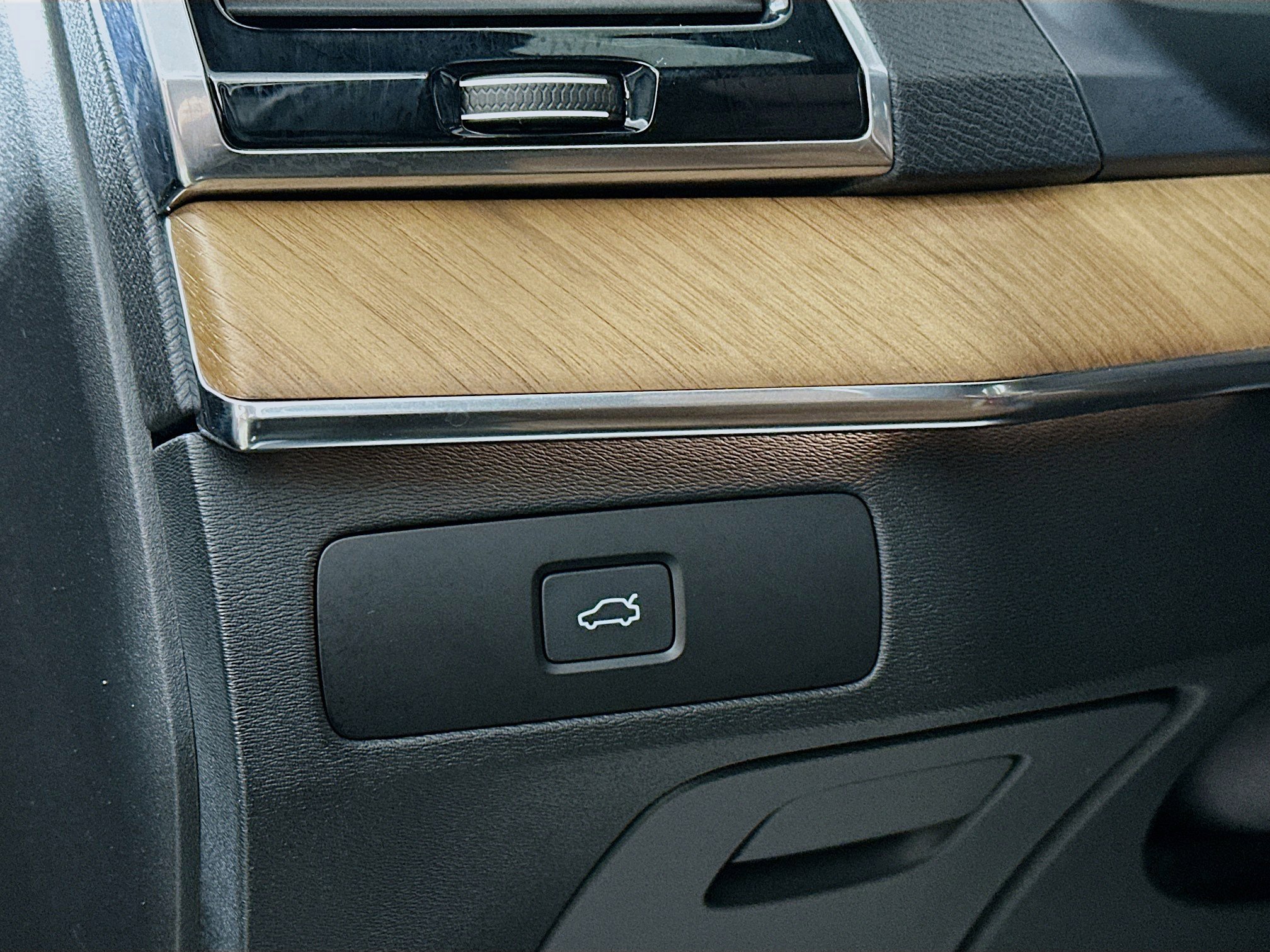 Used 2024 Volvo XC90 B6 Plus w/ Protection Package Premier image 10